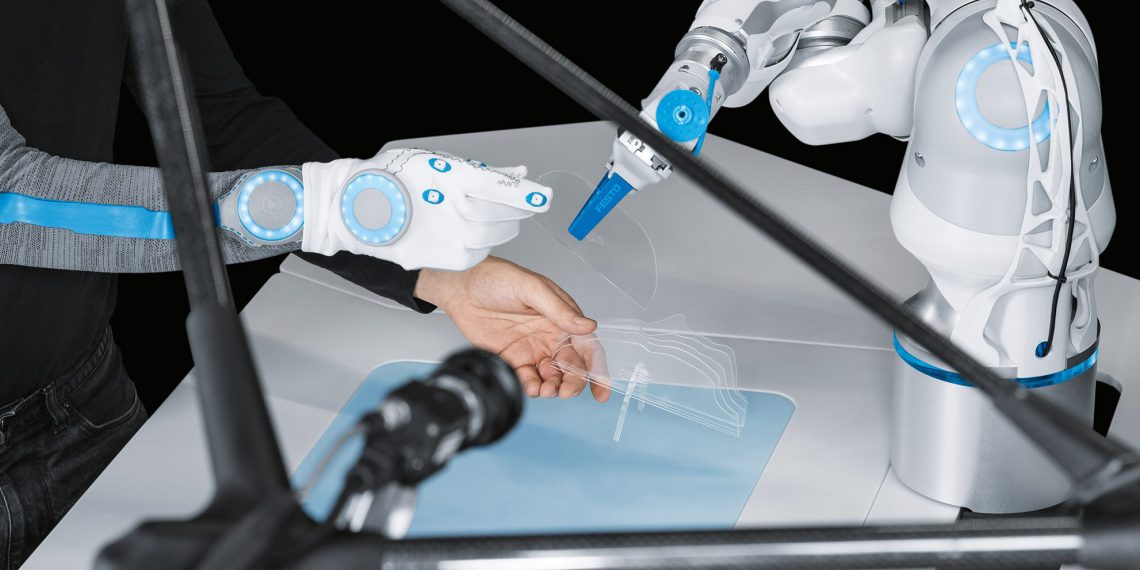 Sensoren und Kamerasysteme erfassen die Positionen von Werker, Bauteilen und Werkzeugen.