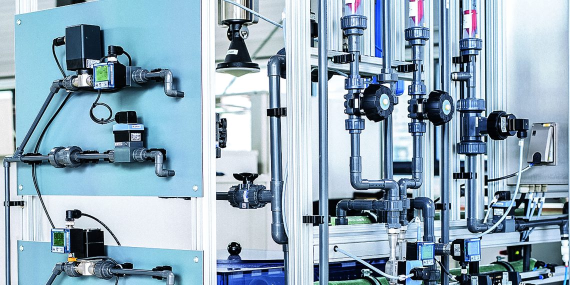 Umkehrosmoseanlage mit angebauter Verschneideeinrichtung. Das vormontierte und vorkonfigurierte System ermöglicht eine einfache und schnelle Inbetriebnahme.