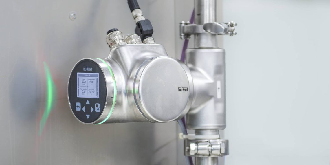 Der Saw-Durchflussmesser ist flexibel einbaubar, erfüllt höchste Hygieneanforderungen und liefert zusätzliche Fluidik-Parameter für einen zuverlässigen Prozess. Bild: Bürkert Fluid Control Systems