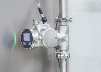 Der Saw-Durchflussmesser ist flexibel einbaubar, erfüllt höchste Hygieneanforderungen und liefert zusätzliche Fluidik-Parameter für einen zuverlässigen Prozess. Bild: Bürkert Fluid Control Systems