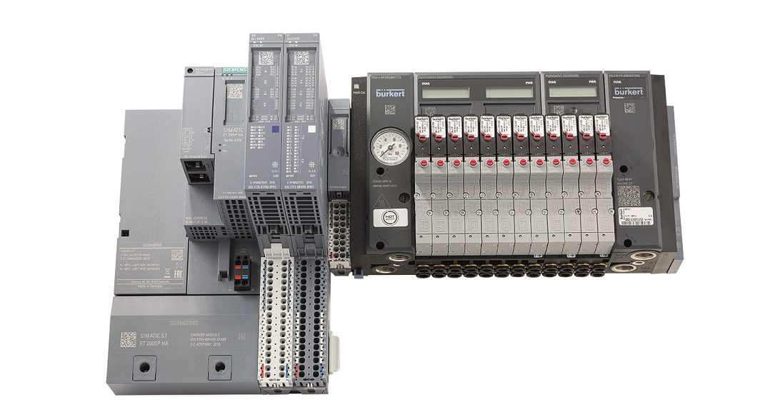 Die neueste Generation der Ventilinsel Typ 8647 Air-Line SP von Bürkert ist mit dem dezentralen Peripheriesystem Simatic ET 200SP HA von Siemens kompatibel und stellt wichtige Funktionen für höchste Prozesssicherheit zur Verfügung.