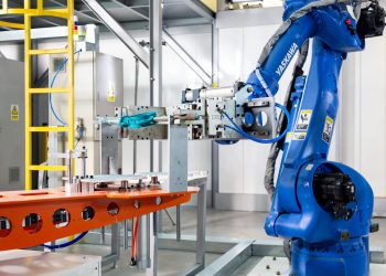 Modernste Robotertechnologie im Produktionsprozess der Gemü R480 Absperrklappe. (Bild: Gemü)