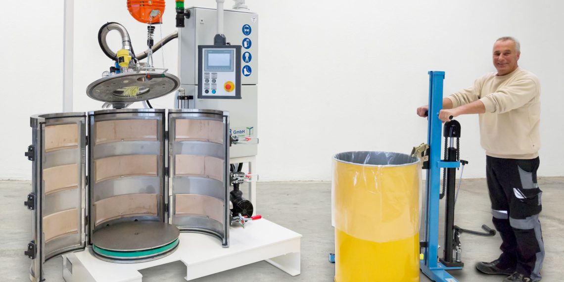 Mit der halbautomatischen Vakuumstation Tava 200 F können Materialhersteller pastöse und dünnflüssige Medien luftfrei in 200-Liter-Deckelfässer abfüllen. Die Anlage lässt sich auch auf andere Gebindegrößen auslegen. (Bild: Tartler)