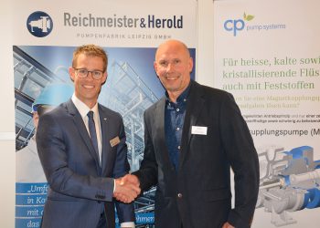 Freuen sich auf eine erfolgreiche Zusammenarbeit: Simon Bolliger (Geschäftsführer der CP Pumpen GmbH) und Frank Sperling (Geschäftsführer der Reichmeister & Herold Pumpenfabrik Leipzig). (Bild: CP Pumpen)