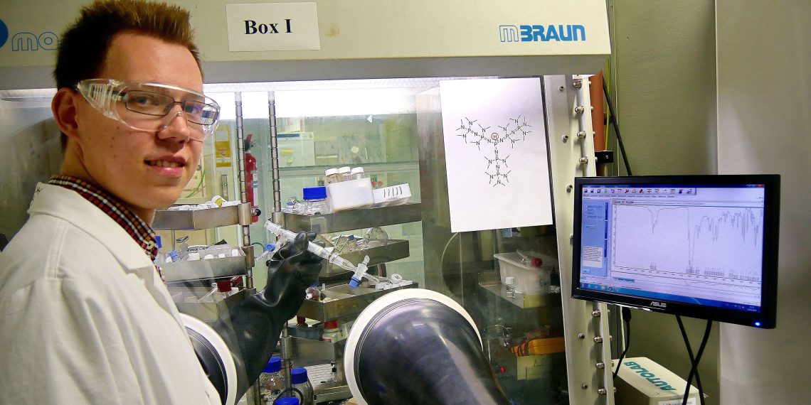 Der Marburger Chemiker Sebastian Ullrich präsentiert eine isolierte Probe seiner Superbase in einem Handschuhkasten, der mit Stickstoff als Schutzgas gefüllt ist. Bild: Jörg Sundermeyer