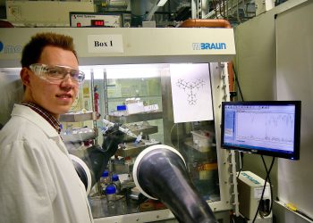 Der Marburger Chemiker Sebastian Ullrich präsentiert eine isolierte Probe seiner Superbase in einem Handschuhkasten, der mit Stickstoff als Schutzgas gefüllt ist. Bild: Jörg Sundermeyer