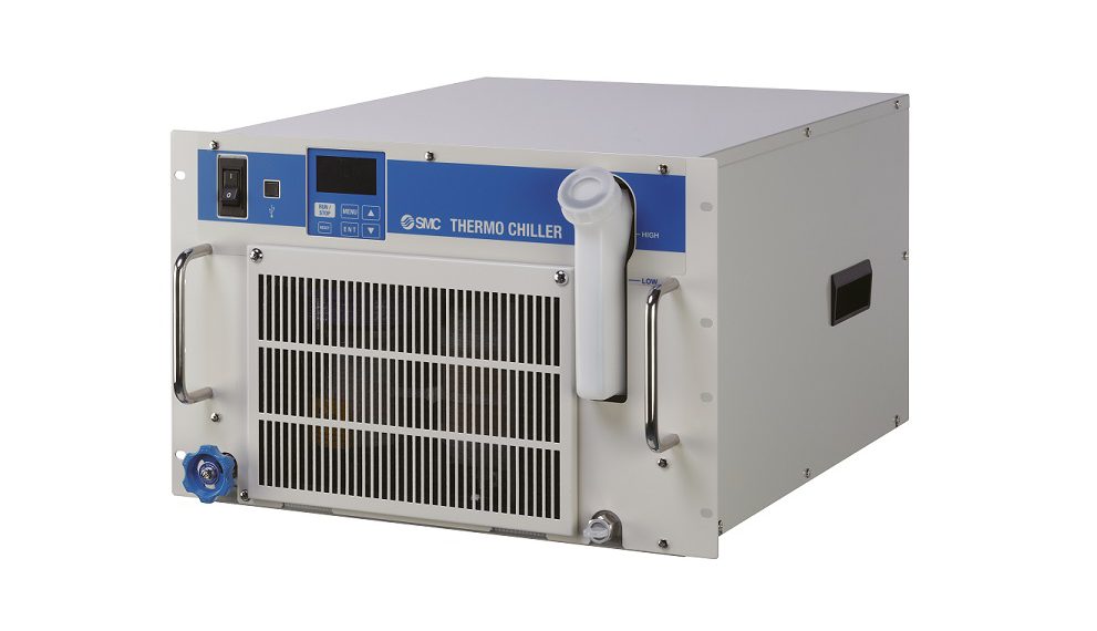 Die neuen Kühl- und Temperiergeräte der Serie HRR passen perfekt in 19-Zoll-Rahmen und sind rund 50 Prozent kleiner als vergleichbare Stand-alone-Geräte. Bild: SMC Deutschland