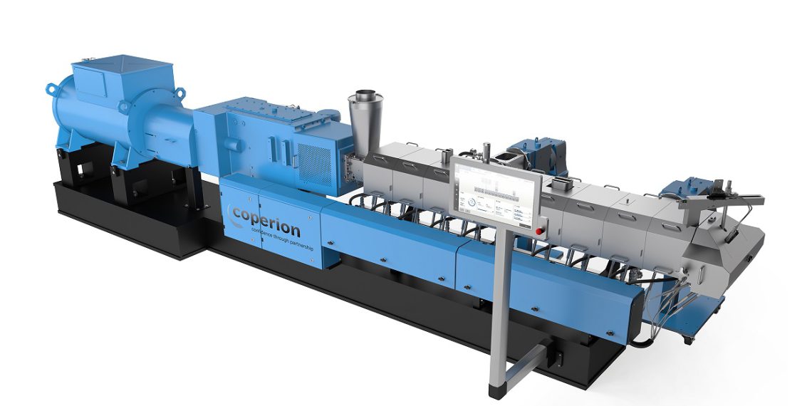 Der ZSK 70 Mc18-Doppelschneckenextruder, den Coperion auf der K 2019 präsentiert, besitzt einen Schneckendurchmesser von 70 Millimeter und ist mit zahlreichen Features ausgestattet, die das Handling verbessern und die Effizienz beim Compoundieren und Recyceln steigern. (Bild: Coperion)