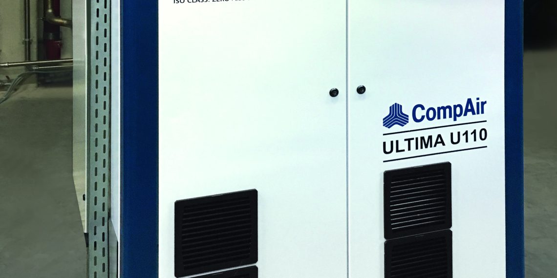 Der 110 kW Ultima-Kompressor im Einsatz bei Hochwald Sprudel. Der niedrige Geräuschpegel von 69 dB(A) und die kompakte Bauweise ermöglichen eine flexible Einsatzplanung. Durch das innovative Kühlkonzept kann auf die Installation zusätzlicher Luftkanäle verzichtet werden.