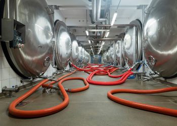 Die flexiblen und robusten Continental-Schläuche unterstützen beim fachgerechten Handling im Brauerei-Alltag. (Bild: Continenatal)
