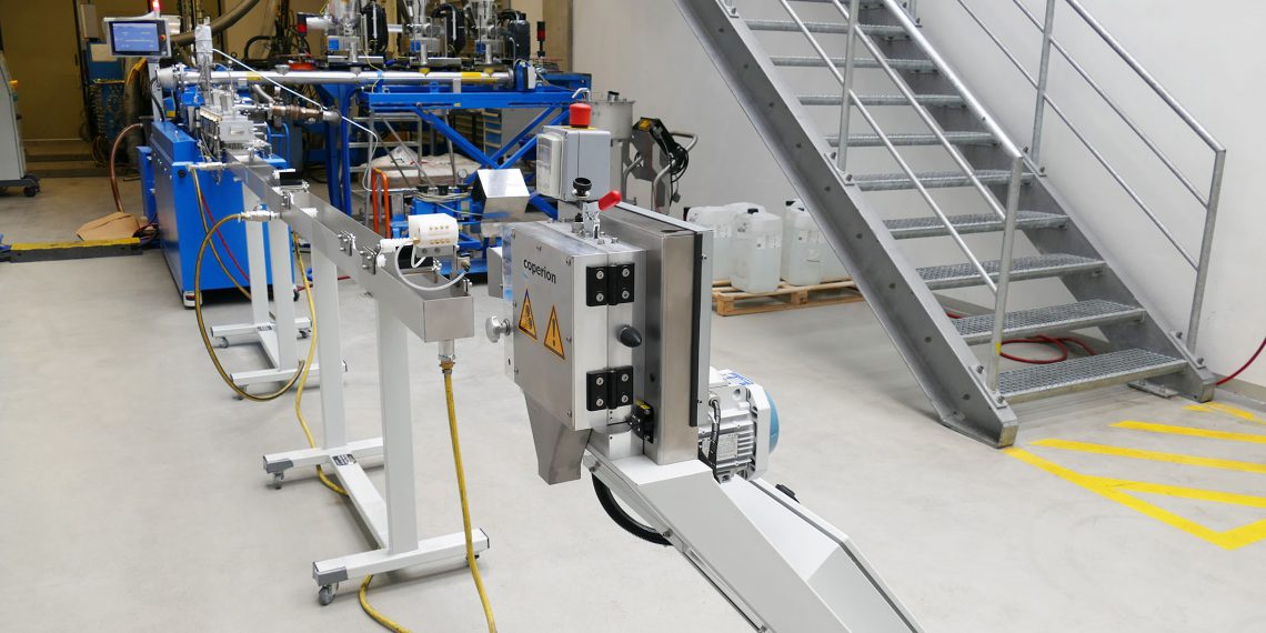Komplettanlage für Asahel Benin Sarl., bestehend aus einem ZSK 26 Mc18 Doppelschneckenextruder, vier Dosierern von Coperion K-Tron sowie Wasserbad, Strangabblasung und Stranggranulierung SP 50 von Coperion Pelletizing Technology. (Bild: Coperion)