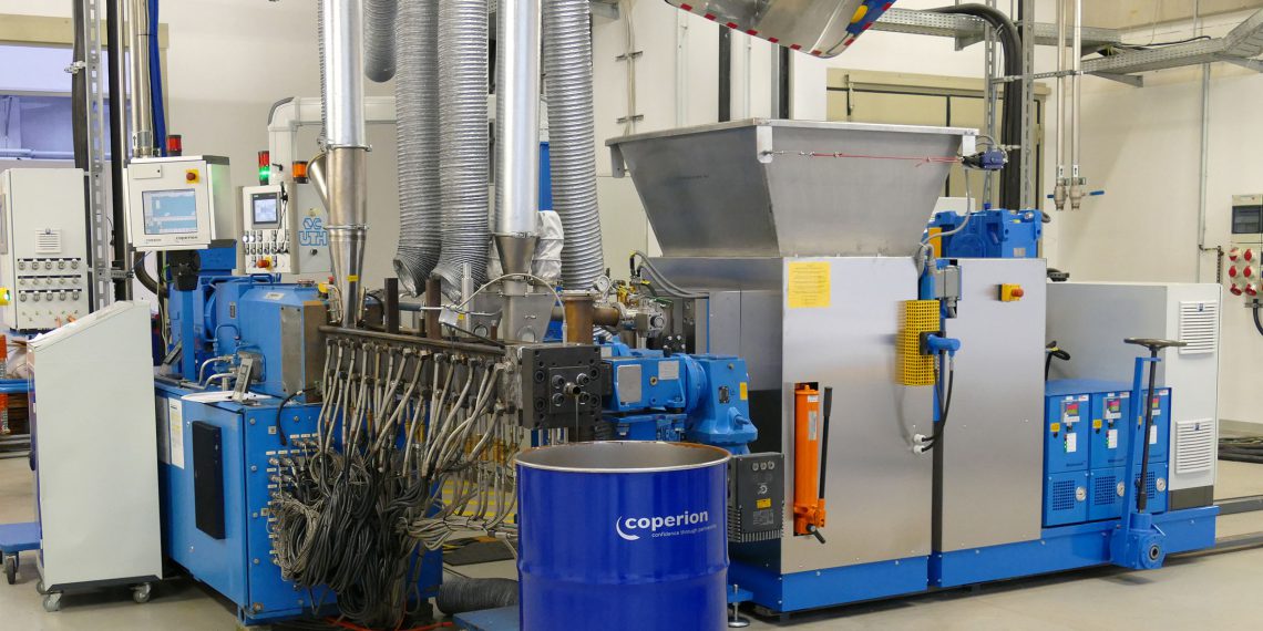 Laboraufbau für die Produktion eines HMPSA (Hot Melt Pressure Sensitive Adhesive) mit einem ZSK 34 Mv PLUS Doppelschneckenextruder von Coperion und einem Roll-ex-System zur Mastifizierung der als Rezepturbestandteil bereitstehenden Kautschukballen. Bild: Coperion