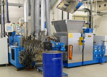 Laboraufbau für die Produktion eines HMPSA (Hot Melt Pressure Sensitive Adhesive) mit einem ZSK 34 Mv PLUS Doppelschneckenextruder von Coperion und einem Roll-ex-System zur Mastifizierung der als Rezepturbestandteil bereitstehenden Kautschukballen. Bild: Coperion