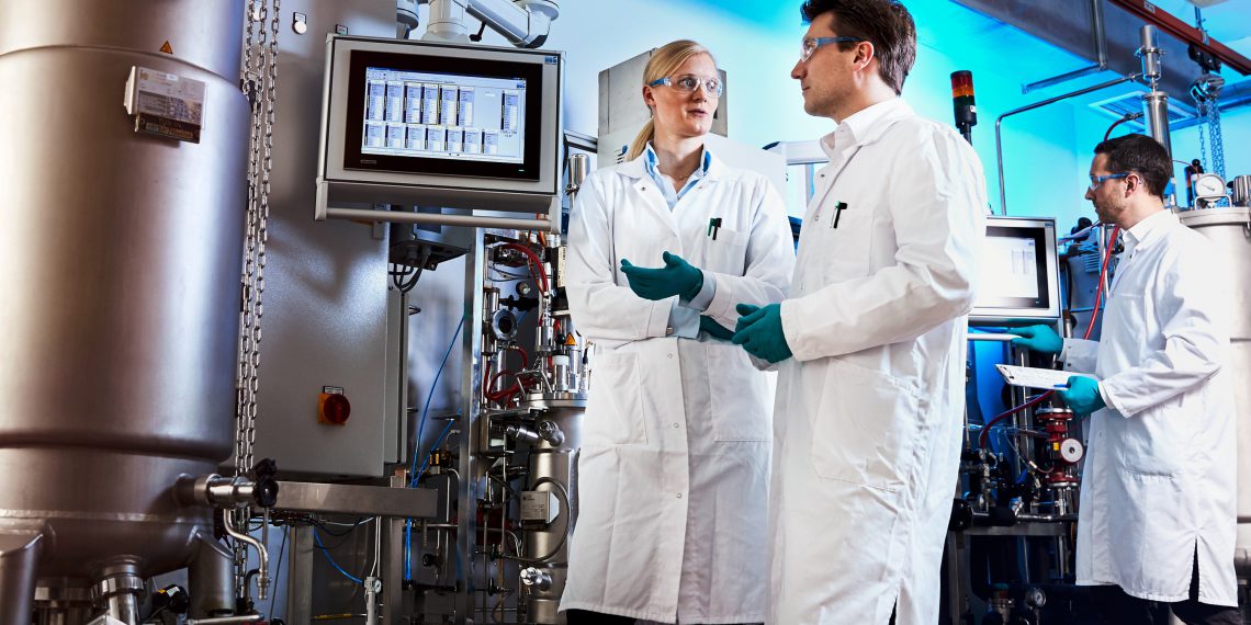 Forschungserfolg: Covestro und Partner haben ein komplett neues Verfahren entwickelt, um die wichtige Chemikalie Anilin erstmals komplett aus Pflanzen herzustellen.