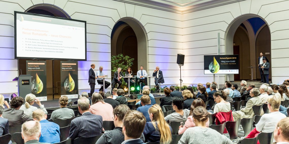 Gute Partnerschaft: TU Berlin, Covestro und Dechema haben im Juni dieses Jahres den „Rohstoffgipfel“ unter Schirmherrschaft des Bundesforschungsministeriums veranstaltet, um Wege zu alternativen, nicht-fossilen Rohstoffen für die Chemie aufzuzeigen. Bild: Covestro