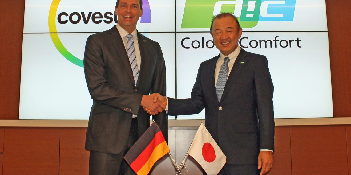 Kaoru Ino, Director, President und CEO der DIC Corporation (r.) und Dr. Markus Steilemann, Vorstandsvorsitzender von Covestro besiegeln einen weiteren Meilenstein in einer über 18-jährigen erfolgreichen Partnerschaft.