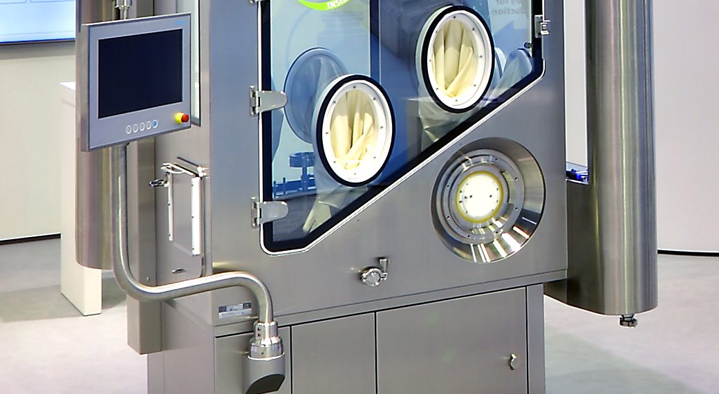 Anschaulich präsentiert Metall+Plastic eine neue Technologie zur Dekontamination von Isolatoren. Bild: Optima