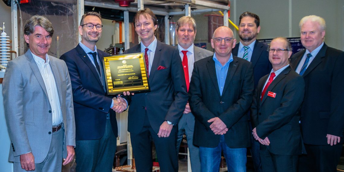 Übergabe der Urkunde durch Edward Jensen (UL) an Dr. Thomas Schöpf. Bild: Dehn + Söhne