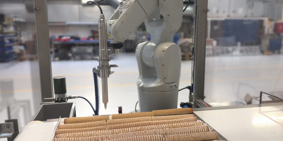 Dosierung von Zuckerguss auf Backwaren