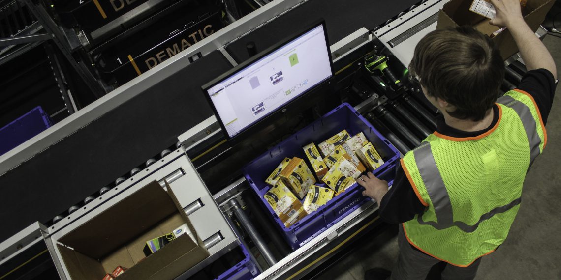 Die verbesserte Ware-zur-Person-Lösung von Dematic sorgt für eine genaue Verwaltung des Lagerbestands und liefert die Artikel schnell an den Kommissionierer.