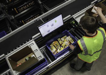 Die verbesserte Ware-zur-Person-Lösung von Dematic sorgt für eine genaue Verwaltung des Lagerbestands und liefert die Artikel schnell an den Kommissionierer.