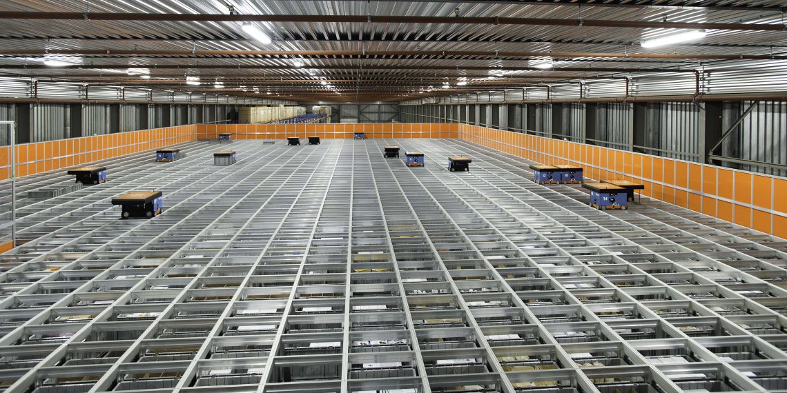 Auf der World of Material Handling zeigt Dematic das kompakte Stückgut-Kommissioniersystem AutoStore in einem Live-Szenario.