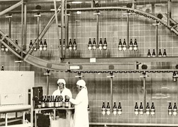 Unfallfreier und ununterbrochener Transport über den Köpfen: Die Hängesysteme von Stöhr optimierte auch die Prozesse in der Getränkeindustrie. (Bild: Dematic)