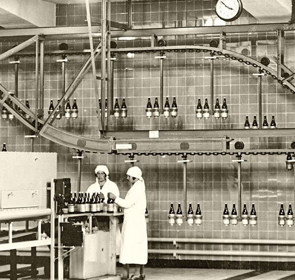 Unfallfreier und ununterbrochener Transport über den Köpfen: Die Hängesysteme von Stöhr optimierte auch die Prozesse in der Getränkeindustrie. (Bild: Dematic)