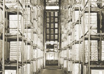 Das erste automatische Regalbediengerät installierte der Dematic-Vorgänger Demag im Bild und Ton Lager bei Bertelsmann in Gütersloh. (Bild: Dematic)