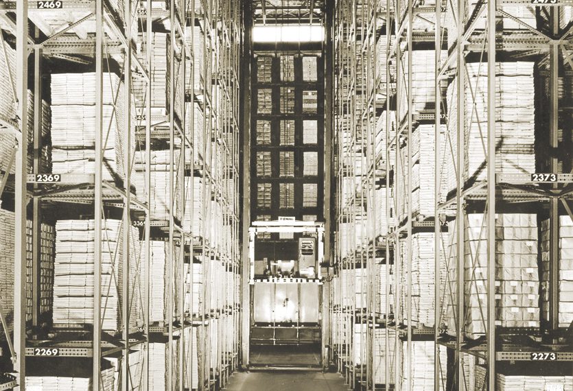 Das erste automatische Regalbediengerät installierte der Dematic-Vorgänger Demag im Bild und Ton Lager bei Bertelsmann in Gütersloh. (Bild: Dematic)