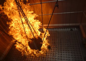 Wird die Anlagenkomponente dem Feuer standhalten? Der Prüfstand von amtec wird es testen.