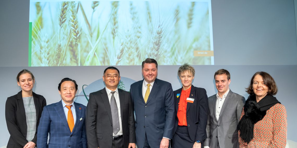 GFFA-Fachpodium mit den Gästen Dr. Lena Kuhn, Dr. Qu Dongyu, Xu Zhenyu, Torsten Spill, Dr. Olga Trofimtseva, Lionel Born und Alexa Mayer-Bosse (v.l.n.r.). Bild: Peter Himsel, OAOEV