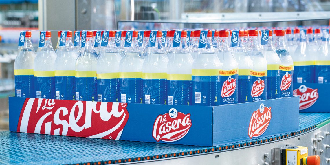 Beim DisplayPacker werden Großgebinde auf Karton-Trays gestellt und benötigen keine zusätzliche Stabilisierung durch Schrumpffolie. (Bild: KHS)