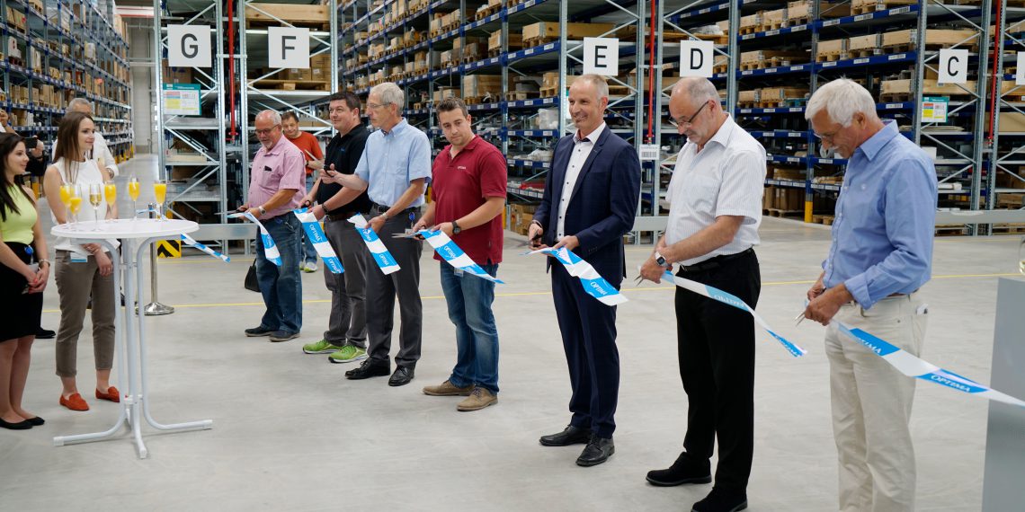 Das traditionelle Durchschneiden des Eröffnungsbandes durfte natürlich nicht fehlen. (Bild: Optima)