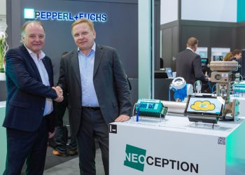 Dr. Gunther Kegel, CEO von Pepperl+Fuchs GmbH, und Nils Herzberg, Global Head Go-to-Market & Strategic Partnerships for SAP Leonardo IoT, auf der Achema 2018 in Frankfurt (v.l.n.r.).