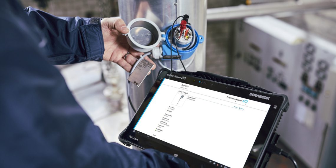Stets zur Hand: Der Field Xpert von Endress+Hauser bringt moderne Tablet-Technologie auf die Anlage; die Netilion Library macht relevante Dokumente der Messstellen immer verfügbar. (Endress + Hauser)