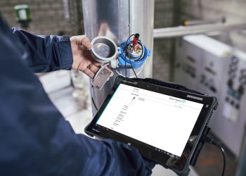 Stets zur Hand: Der Field Xpert von Endress+Hauser bringt moderne Tablet-Technologie auf die Anlage; die Netilion Library macht relevante Dokumente der Messstellen immer verfügbar. (Endress + Hauser)