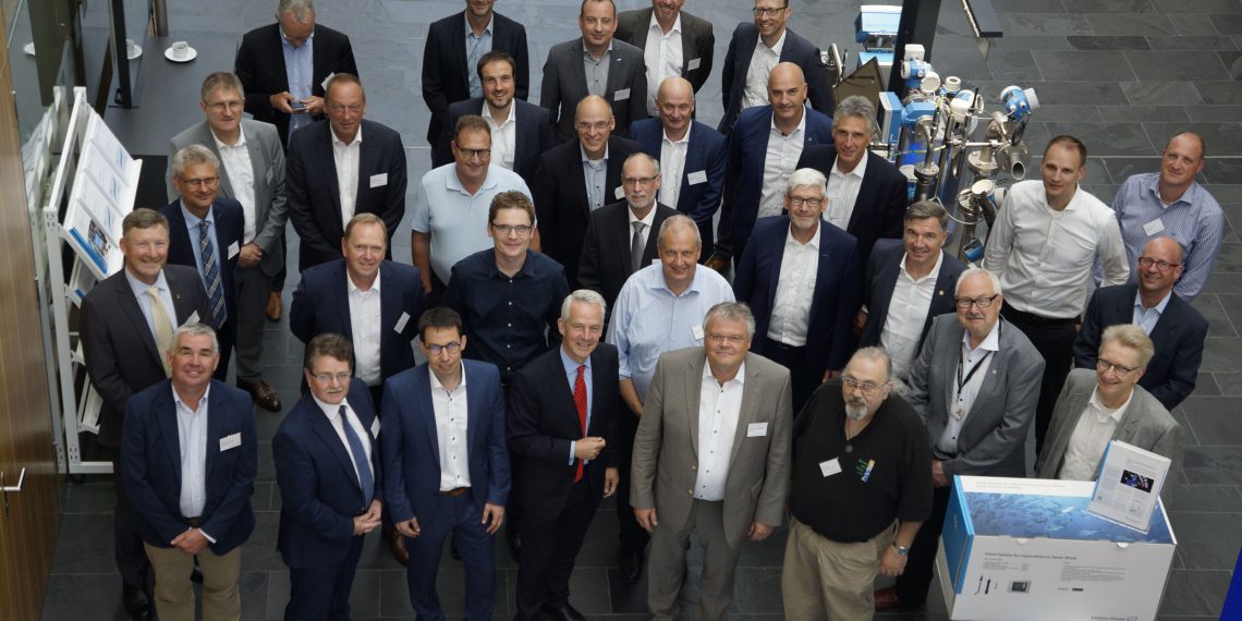 Hersteller und Anwender im Dialog: Beim Open Integration Meeting Anfang Juni im schweizerischen Reinach berichteten Vertreter der Chemie- und Pharmaindustrie, wie sie von dem Partnerprogramm bei der Digitalisierung ihrer Prozessanlagen profitieren. Bild: Endress + Hauser