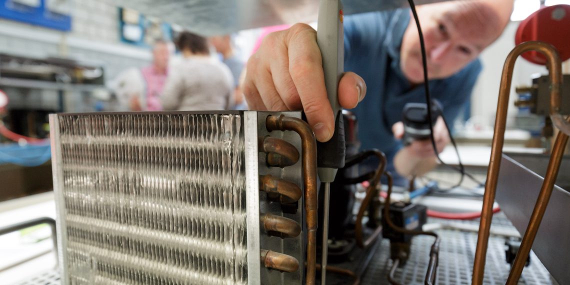 In den Seminaren der „dka – die kälte-akademie“ von ENGIE Refrigeration werden die Inhalte nicht nur theoretisch, sondern auch praktisch an Anschauungsobjekten vermittelt. (Bild: Jan Potente)