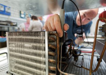 In den Seminaren der „dka – die kälte-akademie“ von ENGIE Refrigeration werden die Inhalte nicht nur theoretisch, sondern auch praktisch an Anschauungsobjekten vermittelt. (Bild: Jan Potente)