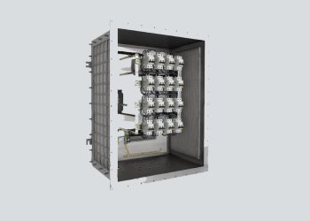 In den Schaltschränken sorgen gasdurchlässige, mehrschichtige Metallgewebe in den Seitenwänden für schnellen und sicheren Abbau auftretender Explosionsenergie. Bild: R. Stahl