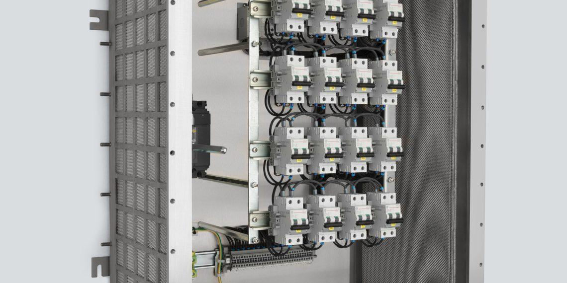 In Schaltschränken mit der innovativen EXpressure-Technologie von R. Stahl sorgen gasdurchlässige, mehrschichtige Metallgewebe in den Seitenwänden (rechts innen zu erkennen) für schnellen und sicheren Abbau auftretender Explosionsenergie.