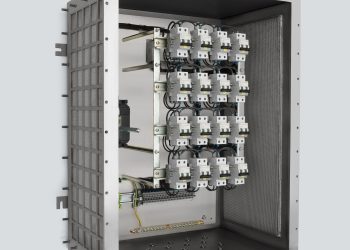 In Schaltschränken mit der innovativen EXpressure-Technologie von R. Stahl sorgen gasdurchlässige, mehrschichtige Metallgewebe in den Seitenwänden (rechts innen zu erkennen) für schnellen und sicheren Abbau auftretender Explosionsenergie.