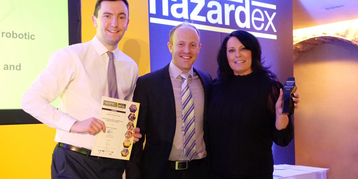 Ecom wird bei den diesjährigen Hazardex Awards als „Winner“ in der Kategorie „PPTex Innovation“ ausgezeichnet. (von links nach rechts, Max Begley, Ecom, Adam Garner, Commercial Director for the CSA Group, Karen Jarrett, Ecom). (Bild: Ecom Instruments)