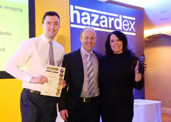 Ecom wird bei den diesjährigen Hazardex Awards als „Winner“ in der Kategorie „PPTex Innovation“ ausgezeichnet. (von links nach rechts, Max Begley, Ecom, Adam Garner, Commercial Director for the CSA Group, Karen Jarrett, Ecom). (Bild: Ecom Instruments)