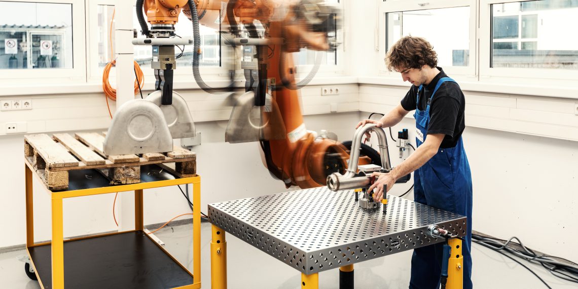 Ein Thema von Roboshield ist der sichere Betrieb von Arbeitsplätzen mit Mensch-Roboter-Kollaboration. Bild: Fraunhofer IPA