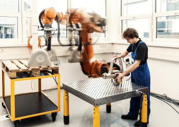 Ein Thema von Roboshield ist der sichere Betrieb von Arbeitsplätzen mit Mensch-Roboter-Kollaboration. Bild: Fraunhofer IPA