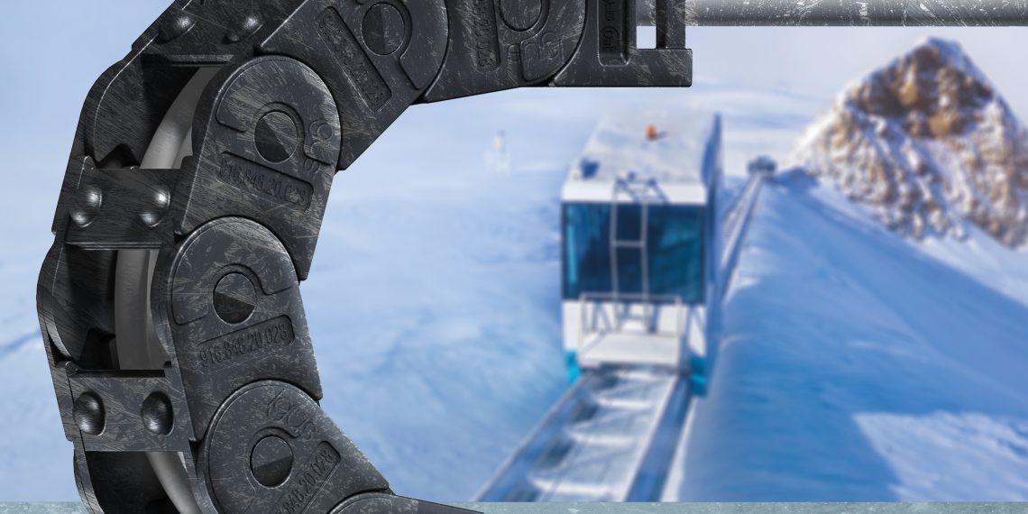 Jeweils zwei punktuelle Auflagen pro Kettenglied reduzieren die Auflageflächen und somit auch die Gefahr des Festfrierens der ice-chain. Bild: Igus