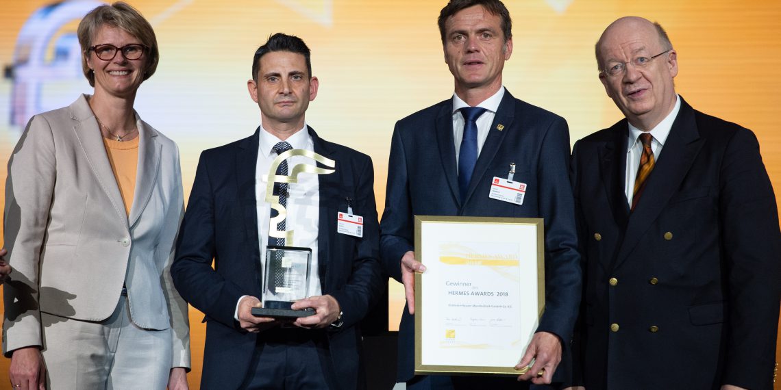 Eröffnungsfeier der HANNOVER MESSE, Sonntag den 22. April 2018, Hannover Congress Centrum. Der Gewinner des Hermes Award 2018 ist: Endress+Hauser Messtechnik. Im Bild: Anja Karliczek, Bundesministerin für Bildung und Forschung, Harald Hertweck, Managing Director Endress+Hauser Wetzer GmbH+Co.KG, Giovanni Colucci, Prof. Dr. rer. nat. Dr. h.c. mult. Wolfgang Wahlster , Vorsitzender der Geschäftsführung des Deutschen Forschungszentrums für Künstliche Intelligenz (DFKI) sowie Vorsitzender der Hermes Award-Jury.