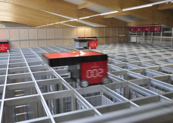 3000 Lagerplätze bestücken, stapeln und sortieren sechs schienengelagerte Roboter im neuen Automatiklager der Esders GmbH. Über Nacht sortieren die Roboter den Lagerbestand bereits auf Basis der für den nächsten Tag geplanten Produktionsschritte vor. Bild: Esders